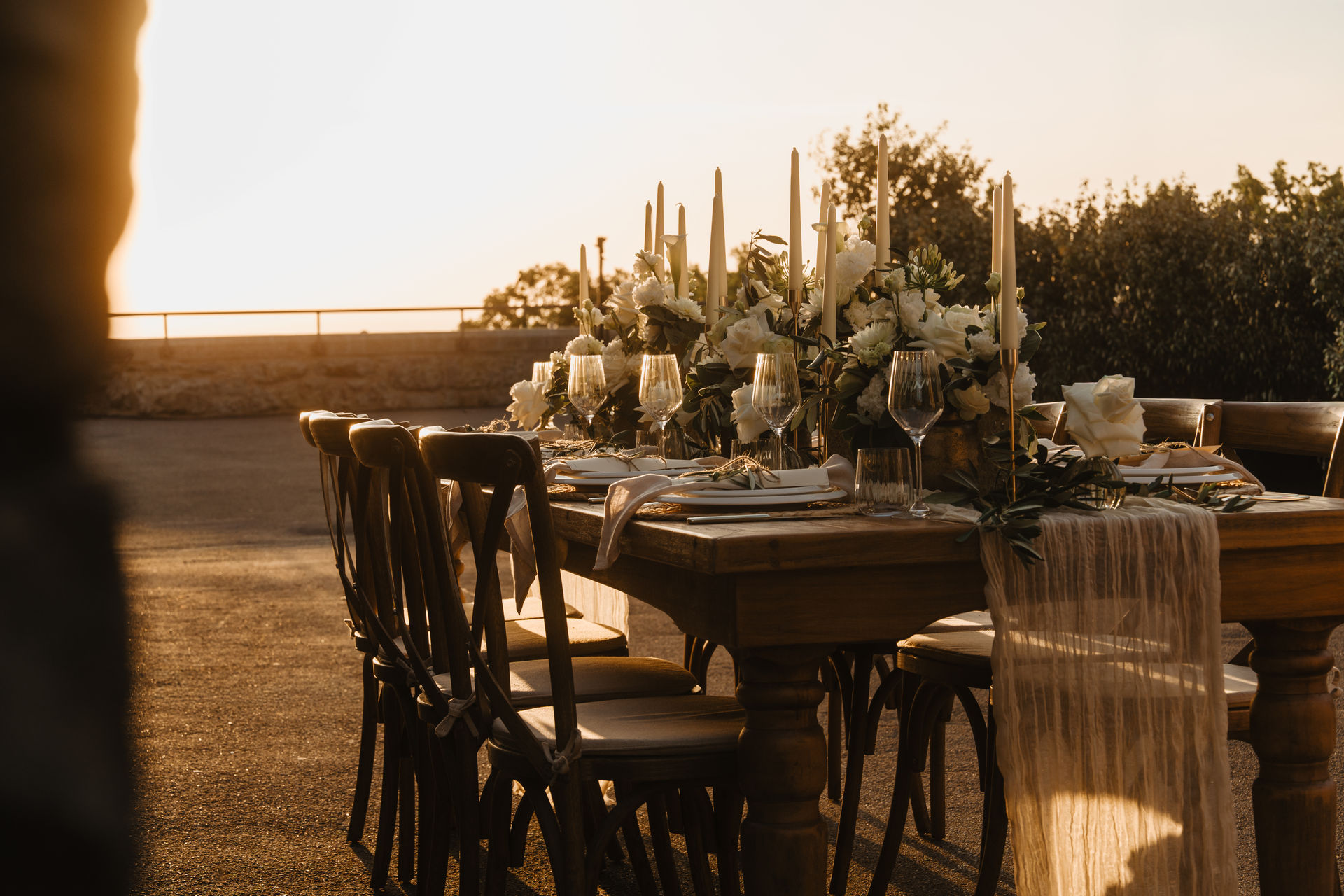 Hochzeitstafel auf der Terrasse im Abendlicht
