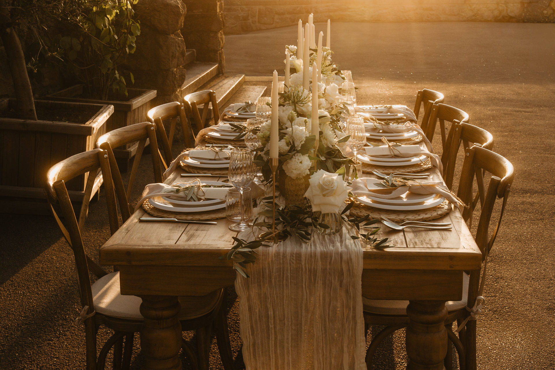 Lange Tafel mit Kerzen und weissen Blüten
