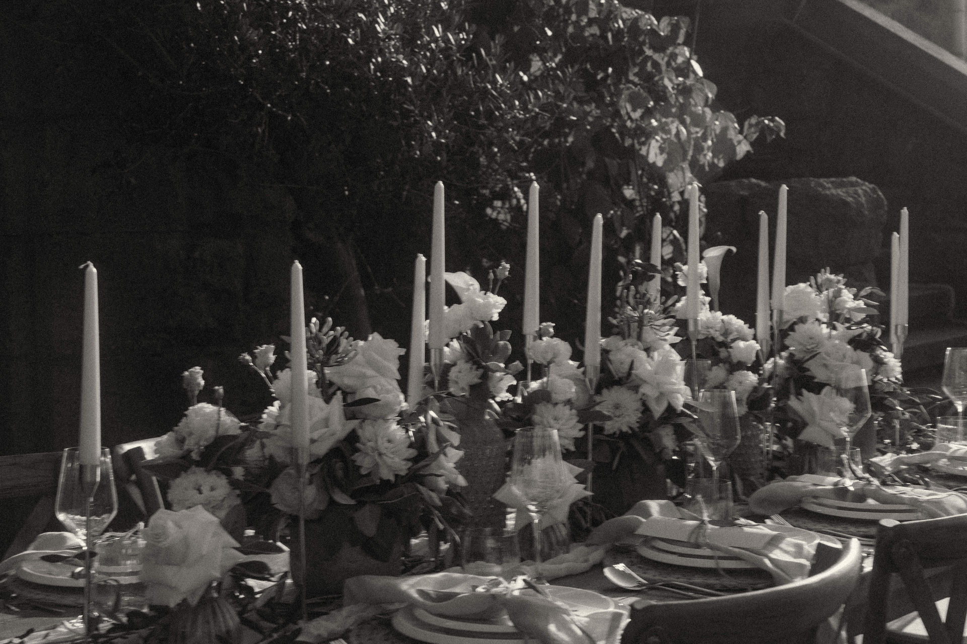 Tafel mit Kerzenleuchtern, Schwarzweiss